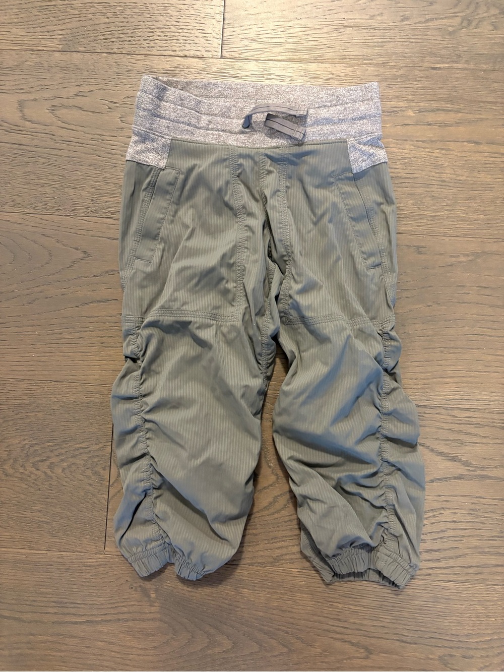 Ivivva by Lululemon girls gray studio crops sz 7